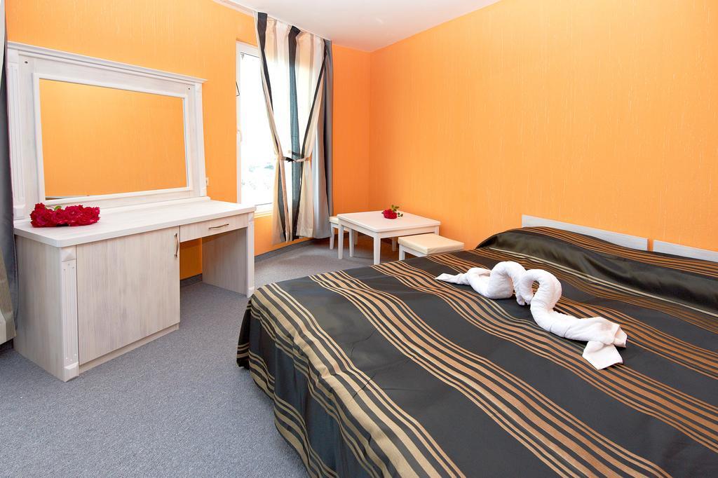 Family Hotel Paros Pomorie Room photo